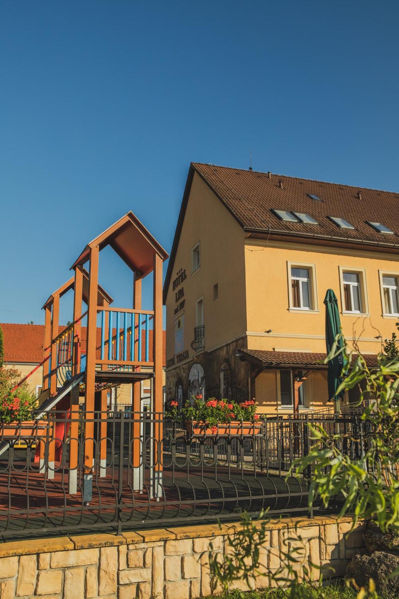 Hotel Lipa Бойнице Экстерьер фото