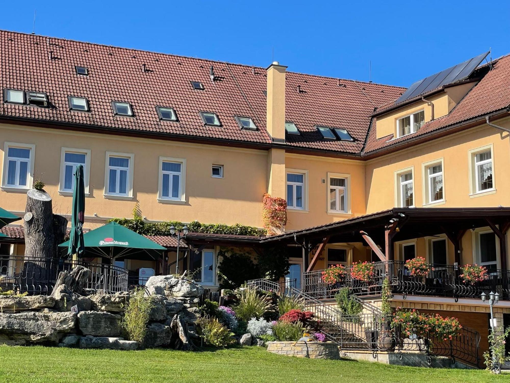 Hotel Lipa Бойнице Экстерьер фото