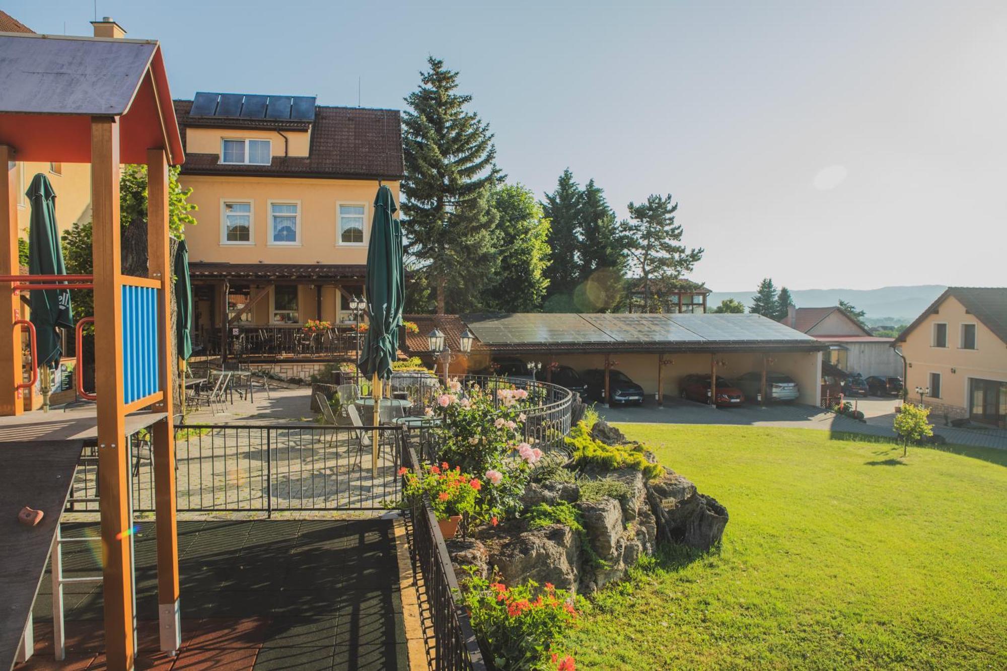 Hotel Lipa Бойнице Экстерьер фото