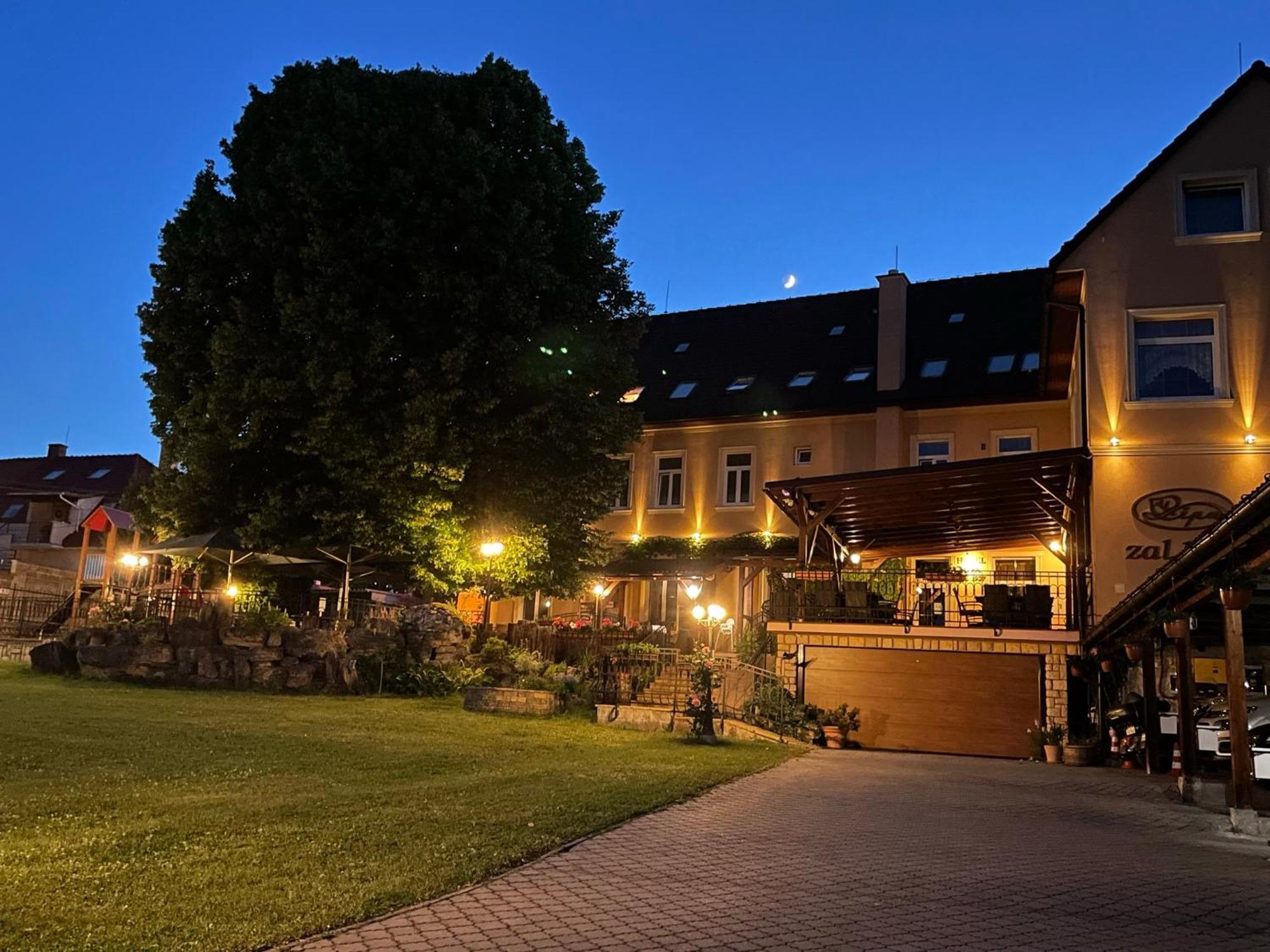 Hotel Lipa Бойнице Экстерьер фото